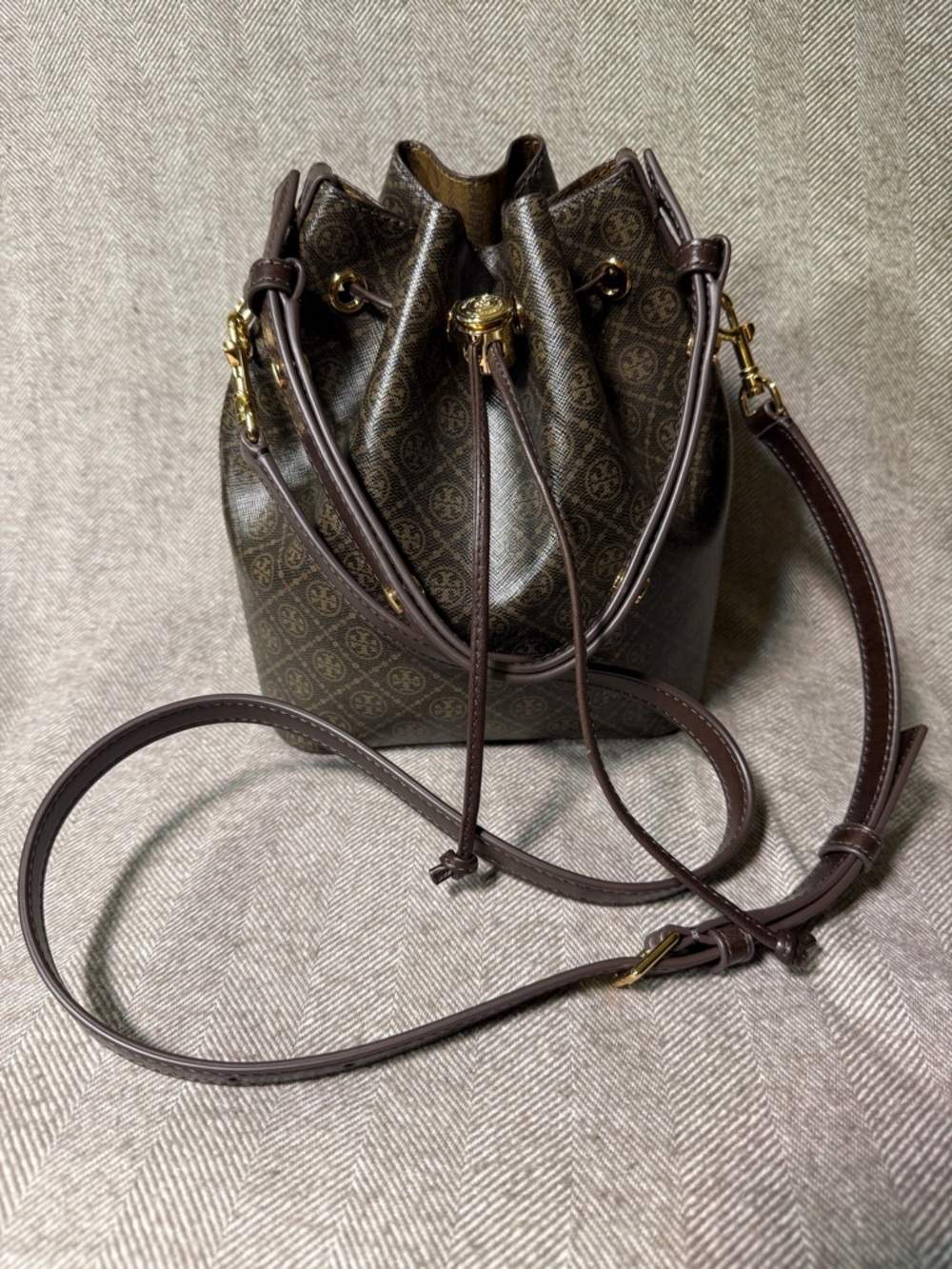 Pre-Owned Tory Burch T Monogram Coated Canvas Bucket Bag in French Press - Picture 2 of 15